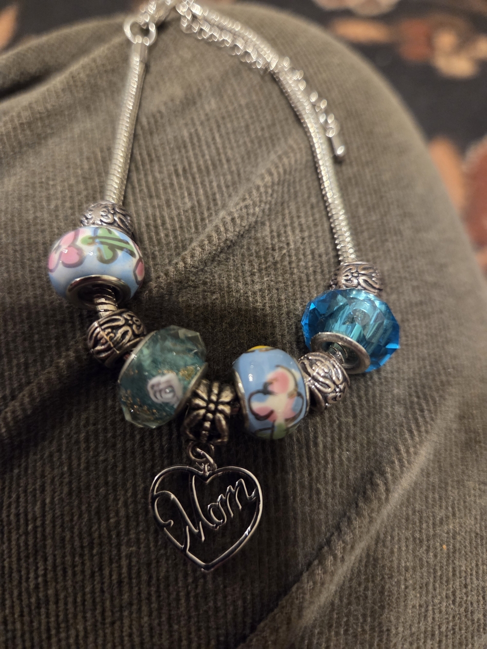 ♡LAST DAY♡ Silver Tone Mom Heart Charm Bracelet with Blue and Pink Glass Beads